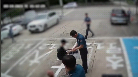 A군이 1년간 모은 용돈으로 경찰에게 간식을 전해주고 있는 모습.   [경찰청 유튜브 캡처]